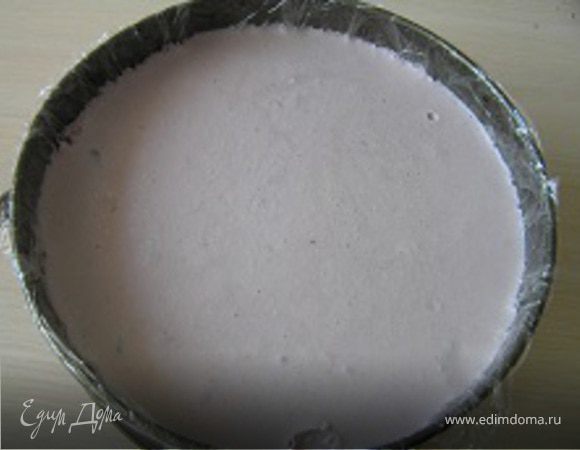 Для украшения. Желатин замочить в части ананасового сиропа (у Вас любой другой сироп или сок) до набухания, затем нагреть на водяной бане, остудить и добавить оставшийся сироп. Застывший торт вынуть из холодильника.