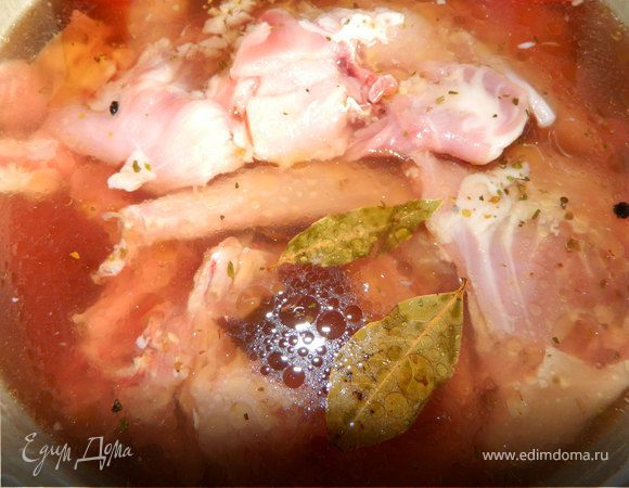 Режем тушку кролика на средние куски, берём большую кастрюлю, наливаем воду, так чтоб кролик был полностью в воде.В Воду добавляем оливковое масло, соевый соус,4 лавровых листа, 10горошков перца,орегано, выдавите чеснок. Перемешайте полученный маринад и заложите кролика. Вымачивайте  его в маринаде ночь(8-10часов)в прохладном месте.