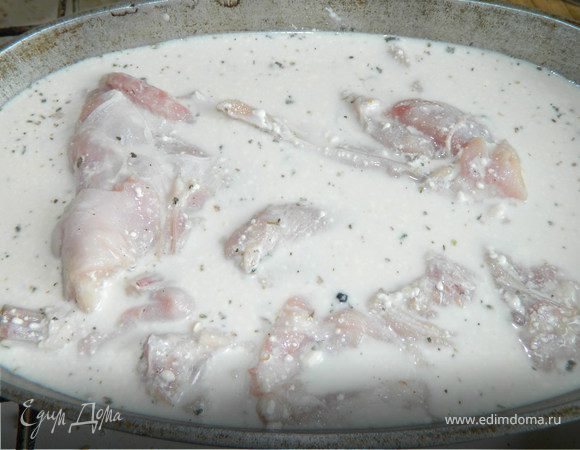 Достаньте кролика, слейте маринад и хорошо промойте. В посуде, которой будете готовить, я брала утятницу, заливаете кролика соусом и оставляете при комнатной температуре на 2 часа.Чтобы пропитался. 