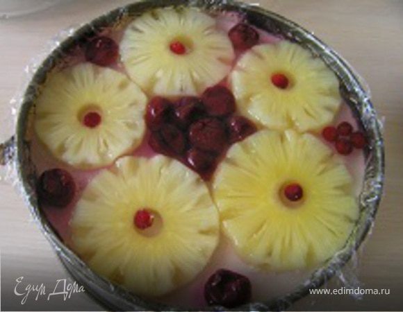 На торт выложить кольца ананаса (у Вас другие фрукты/ягоды), вишню и бруснику. Залить желе и поставить торт обратно в холодильник до застывания. Готовый торт аккуратно вынуть из формы и наслаждаться вкусом!