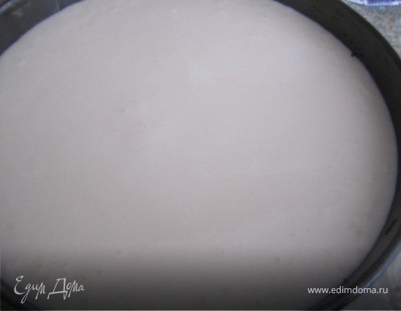 Крем вылить в форму.
Желательно после взбивания дать крему постоять минут 5-10, что бы он немножко застыл, но не передержать, что бы не застыл в блендере.