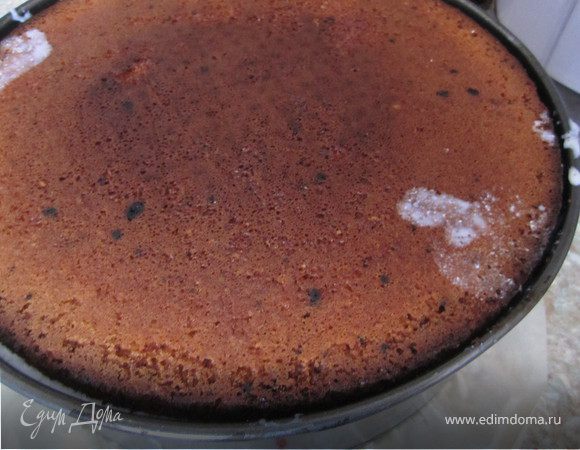 Накрыть оставшимся коржом.
Поставить в холодильник на 4-6 часов.