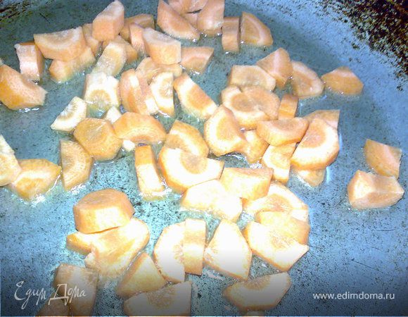 Все овощи нарезать крупными кусками.И обжаристь быстро на оливковом масле по отдельности друг от друга.
Сначала морковь