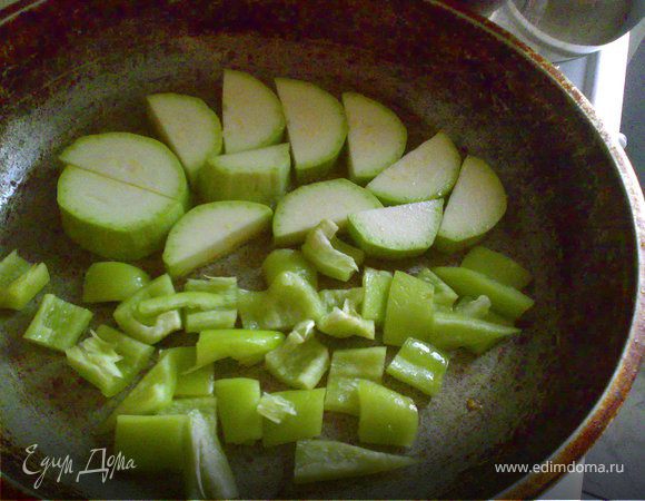 Затем кобачок и болгарский перец.
