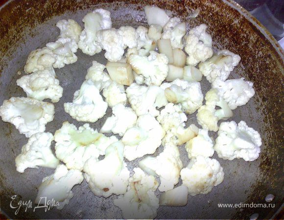 Затем цветную капусту. (если хотите что бы она была в готовом блюде мягче, то лучше ее отварить минут 5).