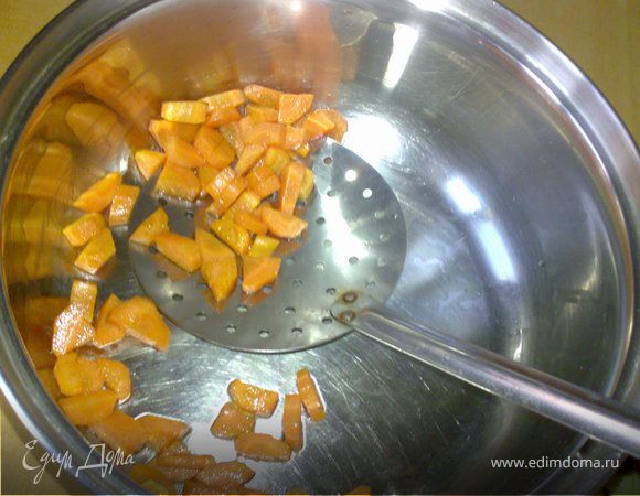 Все обжаренные овощи выкладываем в сотейник (кастрюльку) в котороой будите тушить.