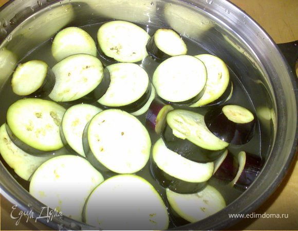 Пока обжаривается капуста, баклжаны замочить в соленой воде.