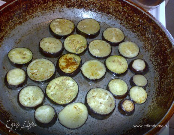 Затем баклажаны отжать и то же обжарить.