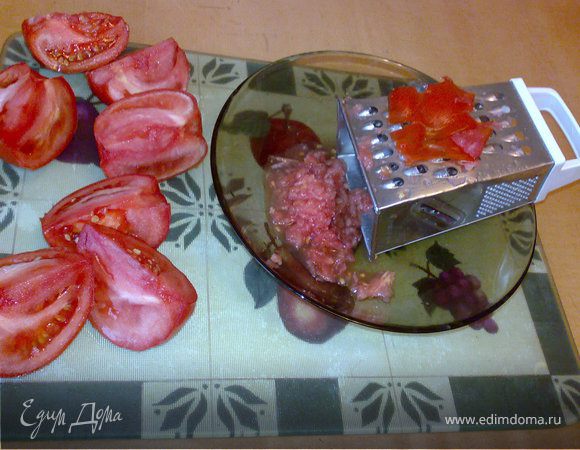 Томаты натереть на терке (это способ их нечистить для ленивых).