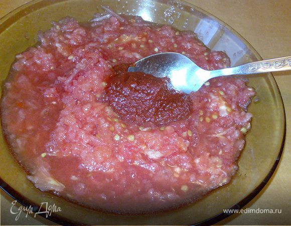 Так как томаты тепличные добавить столовую ложку томатной пасты.Посолить и поперчить.