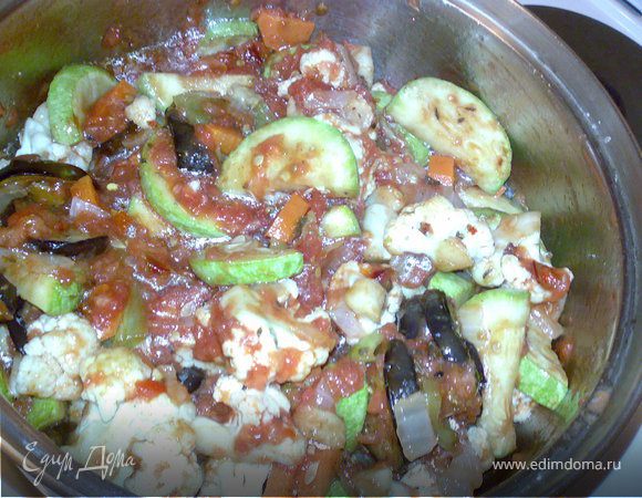 Залить овощи томатами и тушить на медленном огне 20-30 минут (в зависимости от желания консистенции овоще, я к примеру люблю, что бы они чувствовались на зубок).
