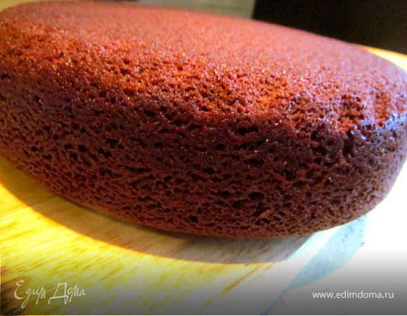 Сделать бисквит как указано в рецепте http://www.edimdoma.ru/recipes/17392.
Смешать все сухие ингредиенты: муку, сахар, соду, разрыхлитель и какао. Взбить яйца, добавить к ним молоко и растительное масло.Соединить, перемешать до однородности. Добавить стакан крутого кипятка, всё тщательно и быстро перемешать. Тесто получается жидким! Вылить его в форму застеленную бумагой для выпечки и смазанной маслом. Выпекать в предварительно разогретой духовке при 160-180С около 1 часа.