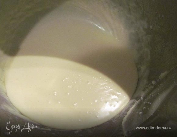 Для крема необходимо сливочное масло комнатной температуры слегка взбить со сгущенкой и дать постоять в холодильнике минут 30.