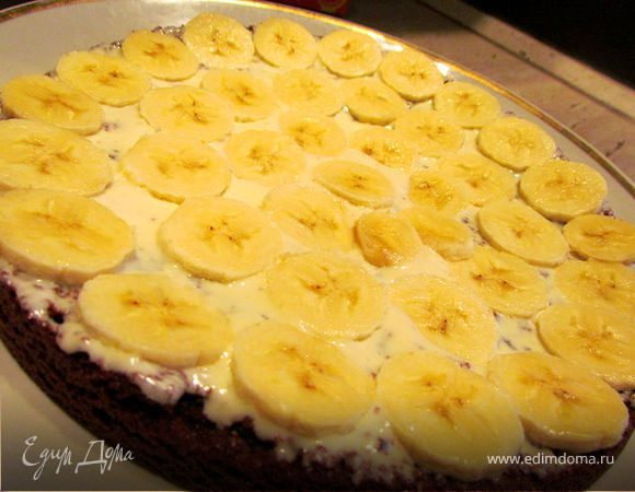После выпечки надо полностью остудить наш замечательный бисквит и потом разрезать его на 3 части. Каждый полученный корж промазываем кремом, затем на крем выкладываем порезанный кружочками банан и накрываем следующим коржом. Со вторым коржом проделываем тоже самое. 
