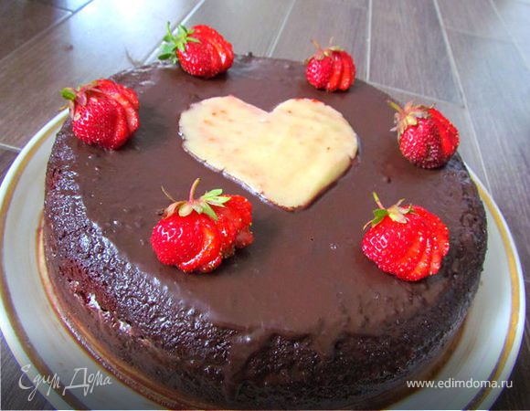 Верх торта покрываем шоколадом растопленным со сливками! Украсить торт можно клубникой. У меня еще для украшения сердце из марципана (очень вкусно)! Торт получается очень сочным и пропитанным. Ему достаточно постоять пару часов и можно пить чай. Но лучше конечно дать постоять ему ночь в холодильнике!