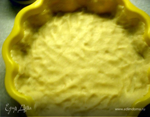 В разъемную форму,смазанную маслом,выложить тесто и распределить ровным слоем с бортиками.
Я выложила в силиконовую форму,но вытаскивать конечно из неё трудновато,т.к.внутри сиропчик может вылиться.