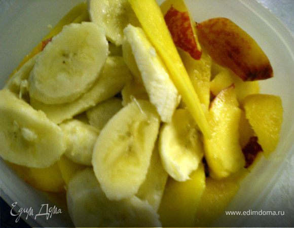 Мой вариант начинки:почистить манго,банан и персики.Нарезать дольками.Сбрызнуть лимонным соком и вылить рюмку рома.Отставить настояться,а тем временем занимаемся тестом.