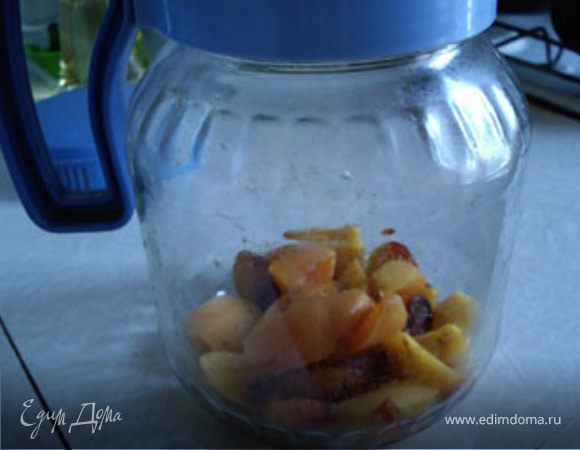 Нарезать фрукты и положить в графин.Смородину не добавлять. 