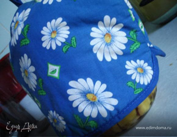 Залить кипятком и укутать.Через 45 минут добавить смородину и оставить до полного остывания.