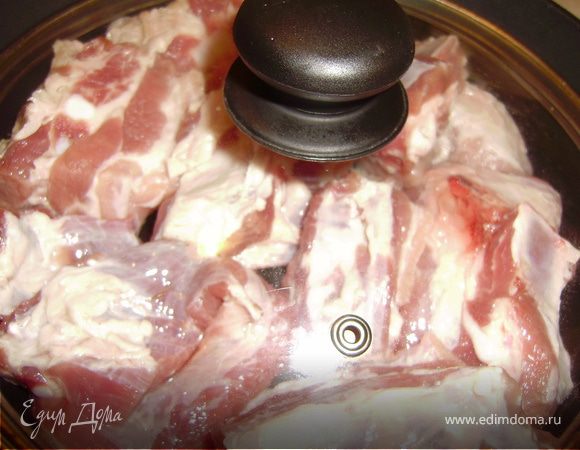Берем ребрышки....Режем на кусочки..Разогреваем сковородку и выкладываем ребрышки...На среднем огне, под крышкой, почти до полного выпаривания жидкости..