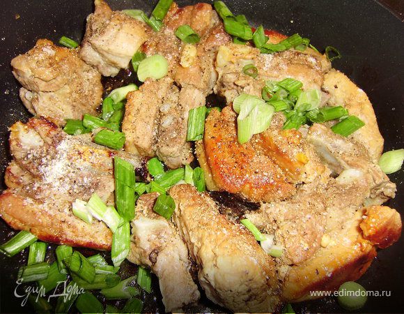 Открываем крышку...добавляем мелко нарезанный лук, соль, перец, специи...И обжариваем (без масла) до золотистого цвета..