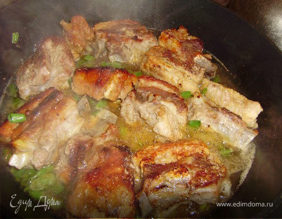 Вливаем стакан светлого пива...И тушим на сильном огне примерно 10-15 минут...О-о-о!! Какой запах...