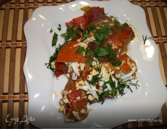 Посыпать готовое  блюдо натертыми  яйцами.