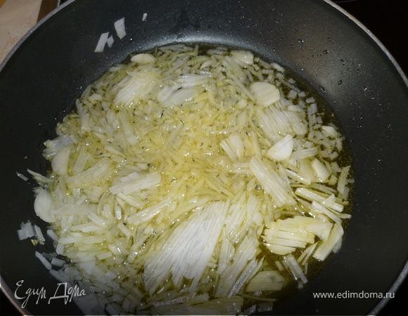 В это время пожарьте измельченный чеснок и лук на топленом масте.