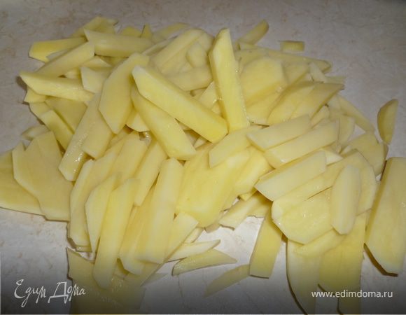 Картофель нарежьте соломкой.