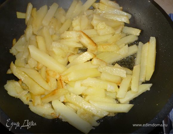 Обжарьте картофель на другой сковороде до полуготовности.