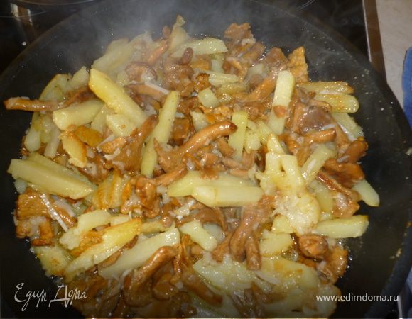 Грибы переложите к картофелю, тушите 5–7 минут. 