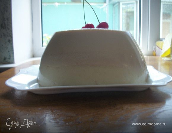 Перед  подачей  на  стол форму на секунду опустить в  горячую воду и перевернуть  на тарелку.Готовый десерт украсить ягодами. Приятного  аппетита!