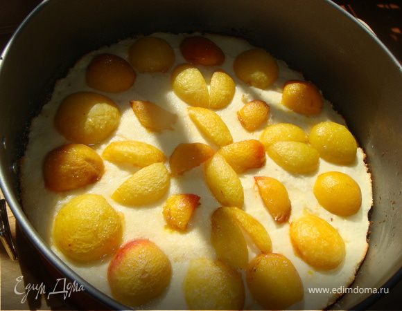 Творог протереть сквозь сито или пробить в блендере, смешать с сахаром, манной крупой, сливками и цедрой.Выложить начинку на основу. Сверху выложить фрукты-ягоды. Отправить в духовку на минут 25-30.