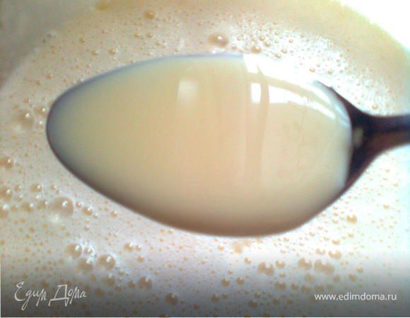 добавляем сметану перемешав её с разрыхлителем.затем сгущёнку