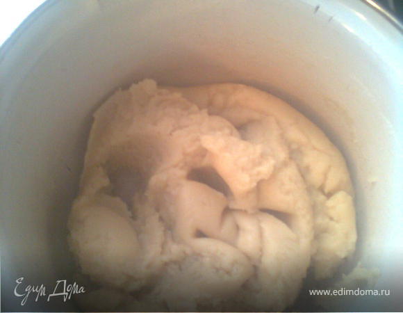 готовим профитроли,ставим кастрюлю на огонь и кипятим воду(она нам нужна,для паравой бани)в другую кострюлю выливаем воду, и масло,перемешиваем,как масло растаит добавляем муку,перемешиваем пока не появится приятный запах,кладём в сторону и в горячее тесто по одному добавляем яйца,(взбиваем миксером),выкладываем на противень чайной ложкой