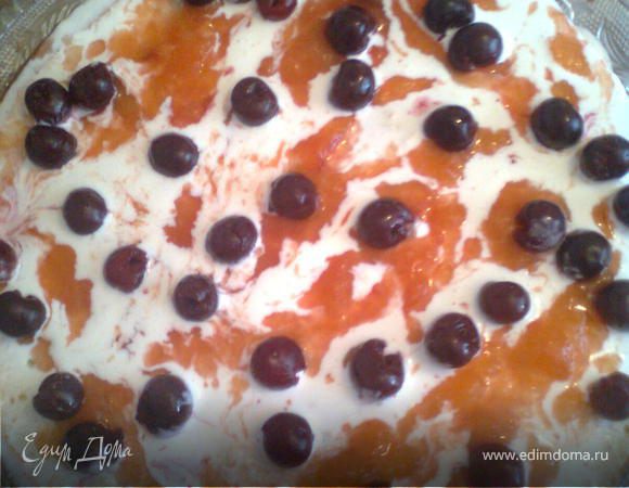 делим готовое тесто на две части,мажем кремом,(у меня дома была красная алча,мягкая,я из неё выжила мята и добавила в бисквит)и выкладываем вишню(конечно вынув косточки),и накрываем вторым коржем,предворительно с верху намазать крем