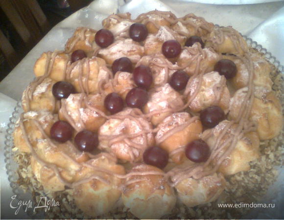 после того.как украсили профитролем торт,посыпала сахарной пудрой и украсила вишнями (я, шприцем для крема сделала несколько кругов, кремом.добавив немного кокао,но кто хочет может украсить на свой вкус).бока закрыть измельчёнными  орехами,