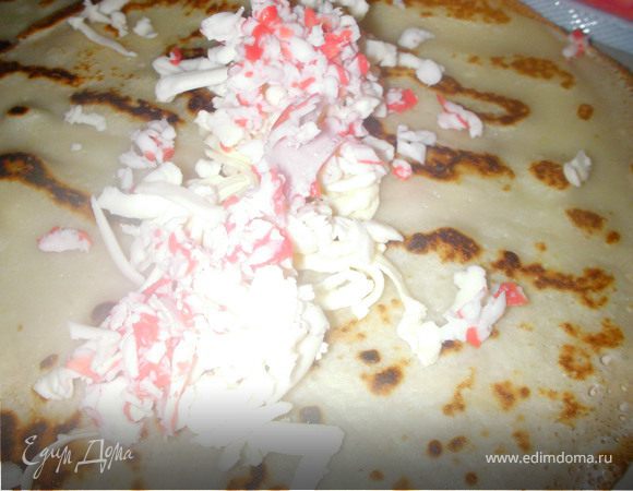 Трем на блин сначала масло. затем крабовые палочки, сыр плавленный, сыр тв.Добавляем немного майонеза и скрчиваем в дудочку.