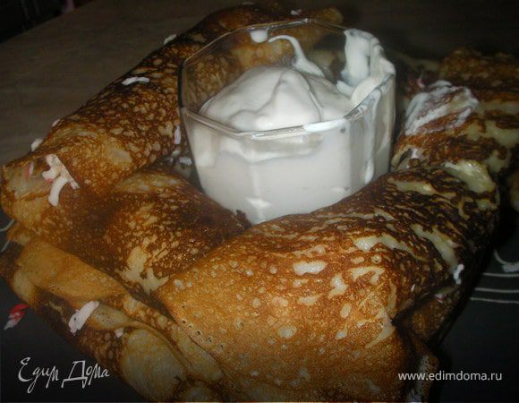 Выкладуем колодец, и по центру ставим стакан со сметаной