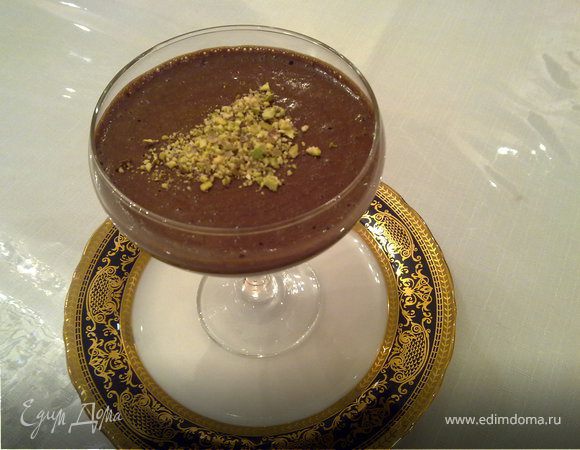 Растопить шоколад со сливояном маслом на водяной бане. Желтки отделить от белков. Желтки взбить постепенно добавляя сахар и ликёр. Белки отдельно взбить. В растопленный шоколад сначало аккуратно дабавить желтки а потом белки. Все осторожно вымешать. Разлить в формочки. Поставить в холодельник на 30-40 мин. Украсить можно мятой,ягодами или орешками. По желанию в формочки предварительно выложить ягоды и биквит, а после залить муссом. 