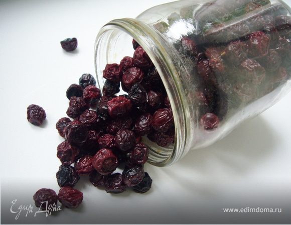 уложить в герметичные баночки,или в пакете,в холодильнике!!!ягоды не храните в шкафах,чтобы они не покрылись плесенью...открыть баночки  зимой и выпекать кексы и другую выпечку))