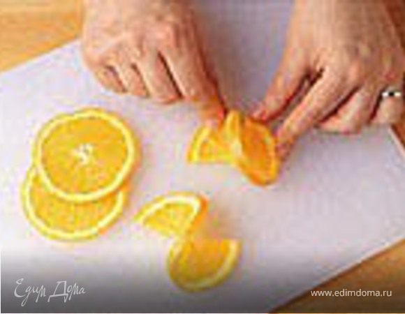 Лимон вытереть, нарезать тонкими кружочками.
Изюм, белое вино, уксус, лавровый лист, соль, сахар, перец горошком - добавить к луку.