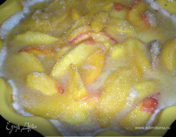 Затем выкладываем фрукты на тесто,без сока.Сок оставляем,им польём фрукты перед окончанием выпекания.Выпекать 35-40 мин.Затем вылить оставшейся сок ,посыпать сахаром и запекать на верхней полке до карамелизации фруктов минут 5.
