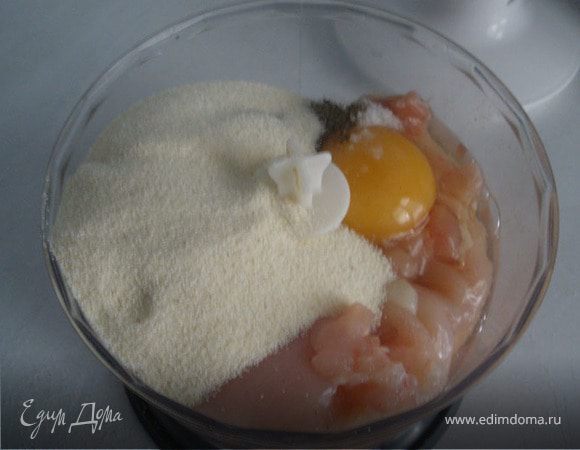 Филе разрезать на крупные кусочки, положить в чашу блендера, добавить, соль, перец, яйцо куриное, манку  все перемолоть.