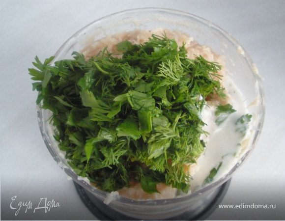 Добавить в фарш крупно порезанную зелень и кефир (это чтобы фарш не был сухим). 