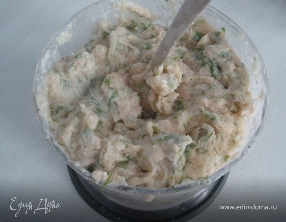 Перемешать фарш ложкой.