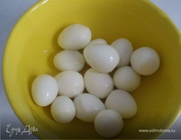 Сварить перепелиные яйца, охладить и очистит. Есть небольшой секрет, как быстро почистить перепелиные яйца, для этого кладем вареное яйцо на стол, придавливаем рукой или стукнем слегка, чтобы скорлупка треснула и ладошкой придавливая к столу, прокатываем взад и вперед яйцо, при этом будете ощущать, как трескается скорлупа. После этого они изумительно чистятся.