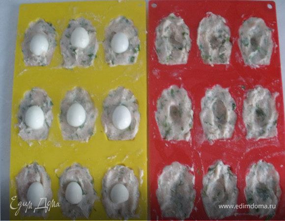 Выкладываем фарш сначала ложкой, а потом мокрыми руками выравниваем и делаем углубление в каждой половинке ракушки. В половину ракушек кладем перепелиное яйцо.