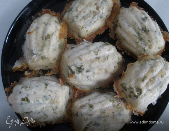 Отправляем формочки в разогретую до 200*С духовку на 10-15 минут.  Вынимаем формочки, даем немного остыть, достаем "жемчужницы" и аккуратно ножом срезаем немного лишнего по краю :)