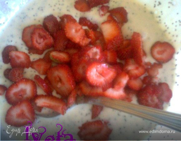 Клубнику помыть,просушbть,нарезать кусочками и добавить к тесту.